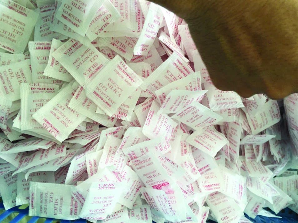 Các gói hạt hút ẩm silica gel xếp chồng