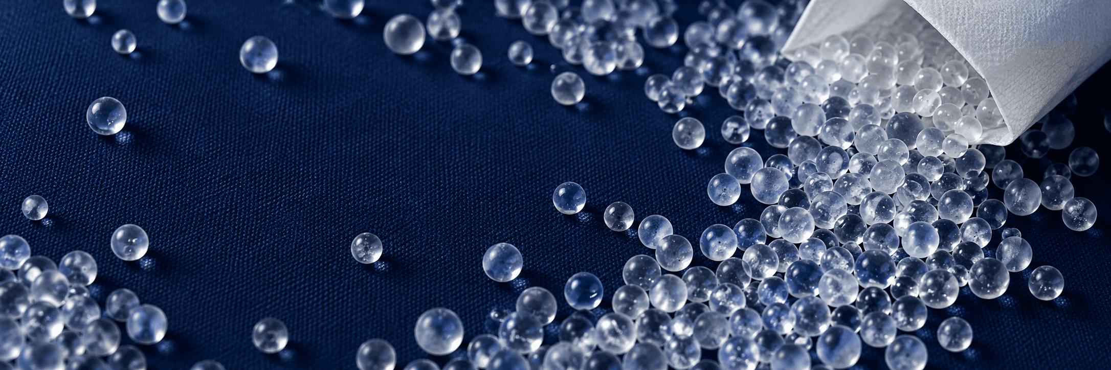 Hạt hút ẩm silica gel trong suốt trên nền xanh